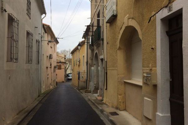 Deux des quatre personnes suspectées de vouloir commettre un attentat ont été interpellées vendredi dans une petite maison située dans cette ruelle, au centre de Marseillan, dans l'Hérault. 