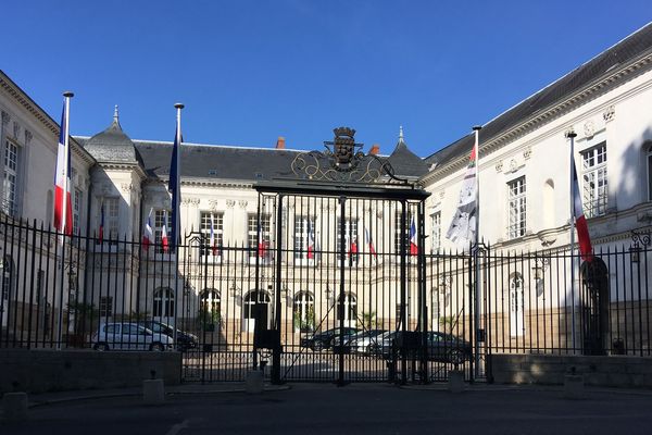 Nantes fut la première ville distinguée par le titre de "Compagnon de la Libération"