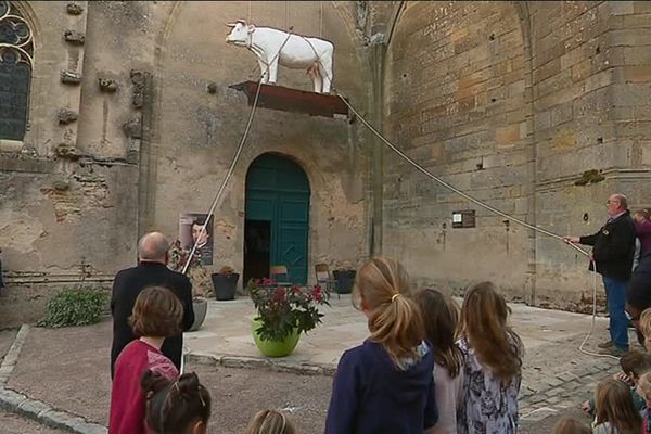 L'animal était perché au dessus du porche de l'église depuis le mois de mai.