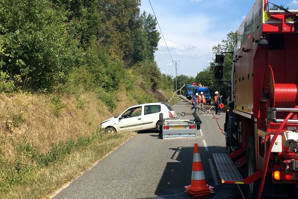 Une voiture a quitté la chaussée et percuté un poteau électrique, dont la chute a provoqué un incendie