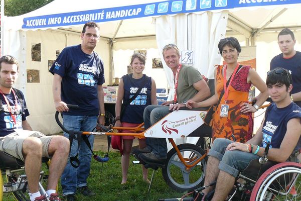 Une trentaine d'accompagnateurs et bénévoles sont présents sur le site des Eurockéennes tout le weekend. (En orange : Hélène Pouget Werlen)