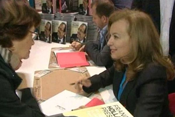 Valérie Trierweiler sera présente toute cette journée de samedi à la Foire du livre.