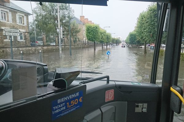 Le boulevard Clémenceau inondé à Rennes