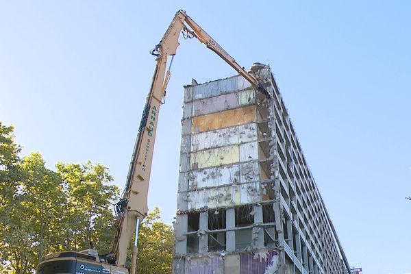 L'UC 1 de Bron, situé le long du périphérique Laurent Bonnevay, disparait peu à peu du paysage.