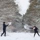 Les batailles de boules de neige. Un classique pour petits et grands.