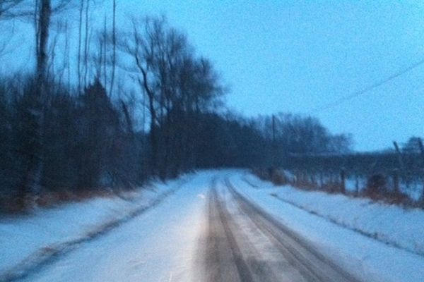 Route enneigée sur le réseau secondaire en Haute-Vienne