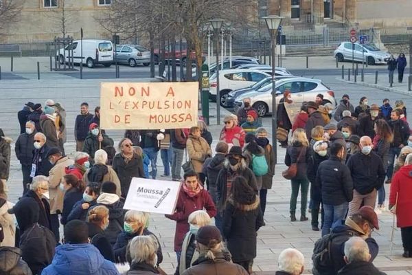 Samedi 15 janvier 2022, deux cent personnes ont manifesté en soutien de Moussa Tambadou, un jeune malien menacé d'expulsion.