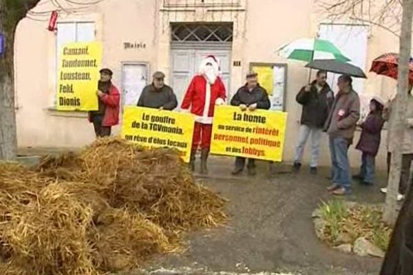 Les anti-LGV devant la mairie de Moirax