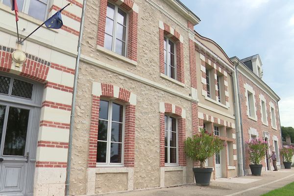 Dhuizon fait partie des communes dont la mairie a été visitée par des cambrioleurs, en pleine nuit, le 20 juillet 2023. C'est le maire qui a été prévenu par l'alarme du bâtiment.