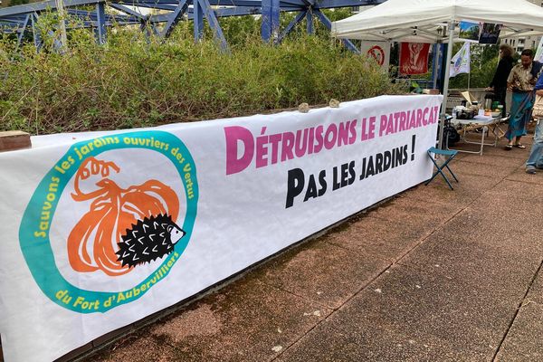 Des militants de "Sauvons les Jardins Ouvriers d’Aubervilliers" rassemblés devant le tribunal de Bobigny ce vendredi 2 septembre.