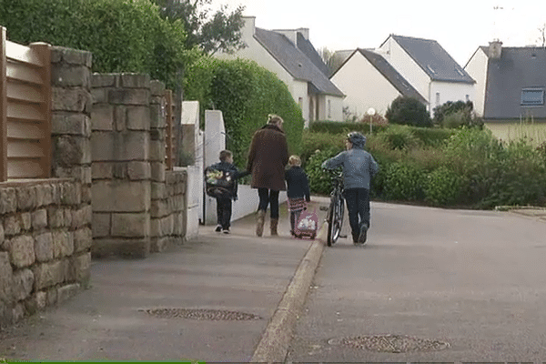 Les assistants familiaux accompagnent les enfants dont on leur a confié la garde, sans prendre la place de leurs parents.