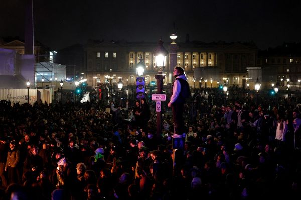 Des milliers de personnes s'étaient rassemblées, d'abord dans le calme, place de la Concorde, ce vendredi.