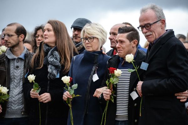 La famille Daval lors de la marche blanche pour Alexia le 5 novembre 2017. Son mari n'avait pas encore avoué son terrible geste.