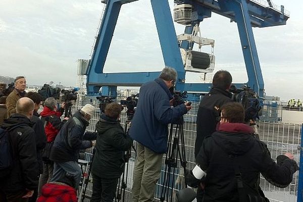 Le chargement du 3ème et dernier château de Mox dans le port de Cherbourg, mercredi 17 avril 2013 au matin