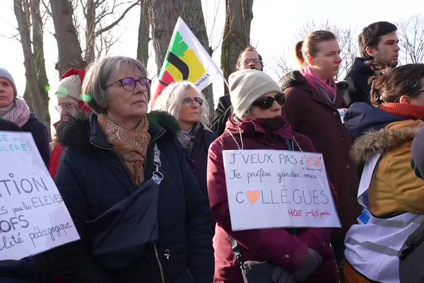 Une centaine d'enseignants se sont rassemblés à Calais ce jeudi 1er février 2024 pour manifester contre la création de groupes de niveau.