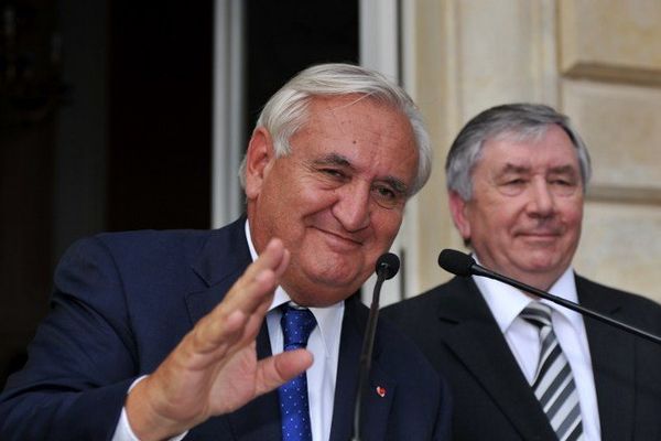 Jean-Pierre Raffarin et Alain Fouché sur le perron de la préfecture de la Vienne après la publication des résultats. 