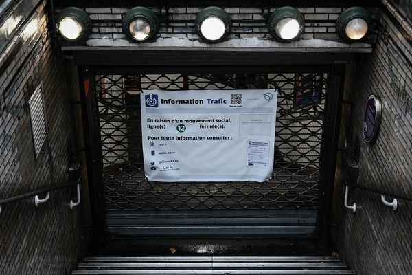 Ligne 12 du métro à Paris fermée