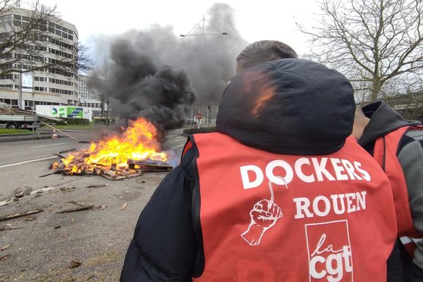 Un docker manifeste contre la réforme des retraites, à Rouen, le 14 mars 2023.