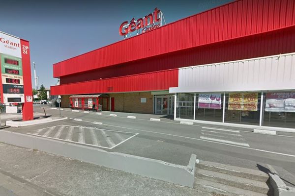 L'incident se serait produit dans un escalator du supermarché Géant Casino de Decazeville dans l'Aveyron