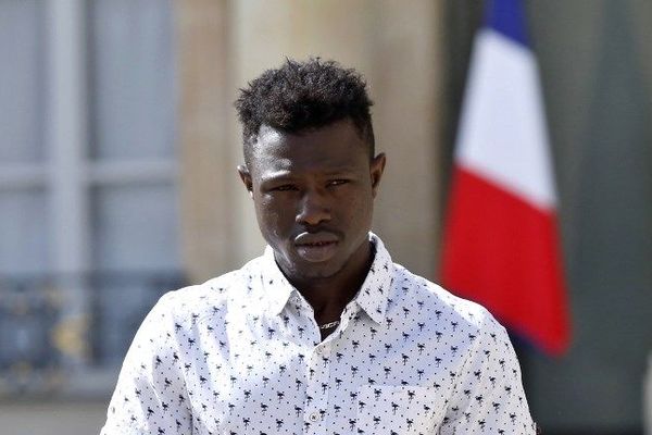 Inconnu avant le 26 mai dernier, Mamoudou Gassama a été naturalisé Français.