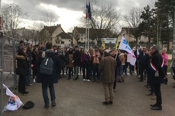 Manifestation d'une délégation du lycée de Clamecy devant le rectorat de Dijon