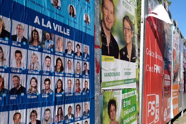 Des affiches pour les élections communales en Belgique