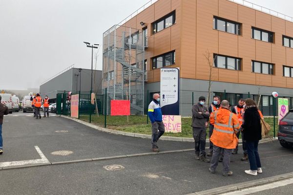 Des salariés de Scopelec, en grève ce jeudi 3 février, réunis devant l'un de leurs sites à Saint-Orens de Gameville. 500 emplois seraient menacés en Occitanie.