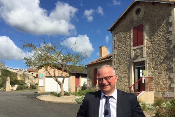 Le maire devant sa mairie