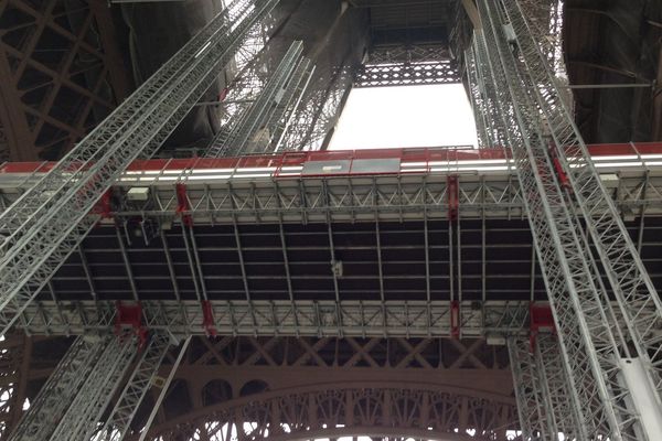 Cette imposante plateforme se situe au coeur des quatre piliers de la tour Eiffel