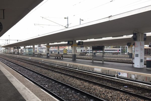 Peu de trains et peu ou pas de voyageurs ce lundi 9 avril en gare de Clermont-Ferrand.