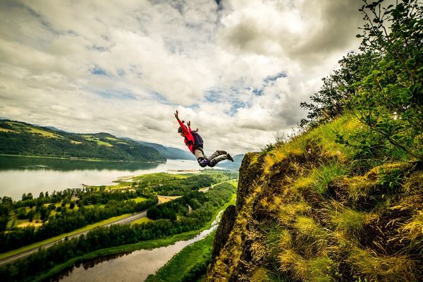 Le base jump consiste à sauter d'une falaise puis à déclencher un parachute. 