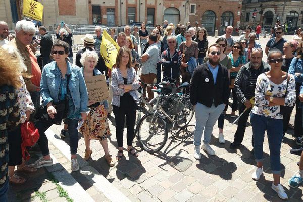 Environ 100 à 150 personnes se sont rassemblées ce jeudi 9 juin place Saint Etienne pour alerter les services de l'Etat sur le manque de logements d'urgence à Toulouse.