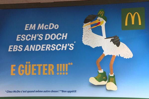 Des affiches en alsacien dans un fast-food de Dorlisheim.