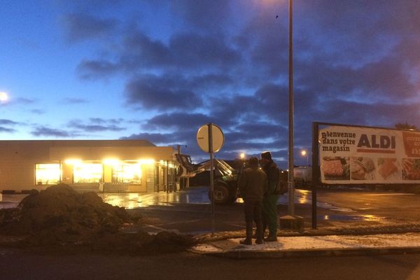 La FNSEA et les Jeunes agriculteurs ont déversé  du lissier devant des grandes surfaces à Commentry et Vichy dans l'Allier. 