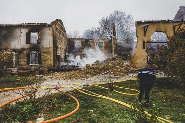 Deux corps calcinés ont été découverts après l'incendie d'un corps de ferme le 27 novembre 2023 à Châteauvilain, en Isère.