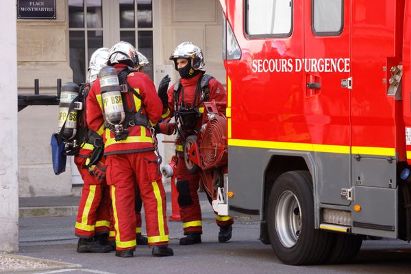 Les sapeurs pompiers du Gard sont intervenus dans la nuit du 3 avril 2023 au centre-ville de Nîmes pour un feu de parking.