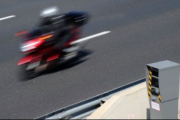 Le double-sens : un même équipement contrôle la vitesse des véhicules sur deux voies de circulation en sens opposés