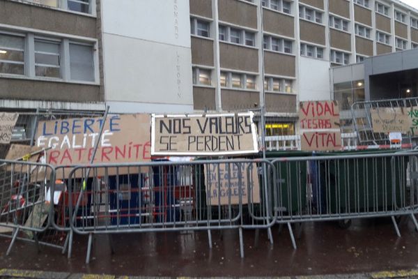 Le lycée Limosin est bloqué depuis 7 heures, vendredi 7 décembre, à Limoges.