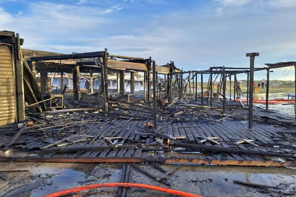 Le Grau-du-Roi (Gard) - un violent incendie a détruit 3 restaurants en bord de mer - 13 avril 2023.