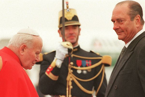 Jean-Paul II et Jacques Chirac, à Tours, en 1996. 