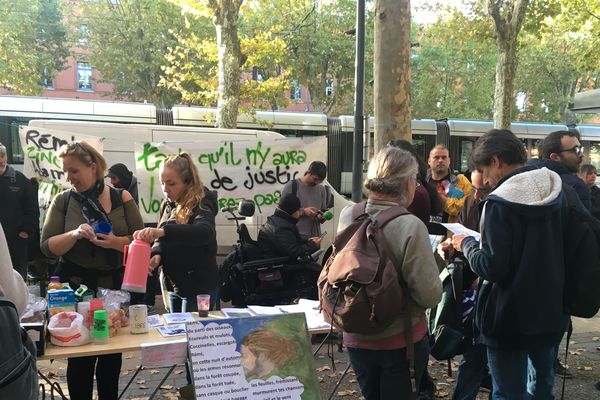 Une cinquantaine de personnes s'est rassemblée, jeudi 10 octobre, devant le palais de justice de Toulouse en soutien à Rémi Fraisse et à sa famille. 