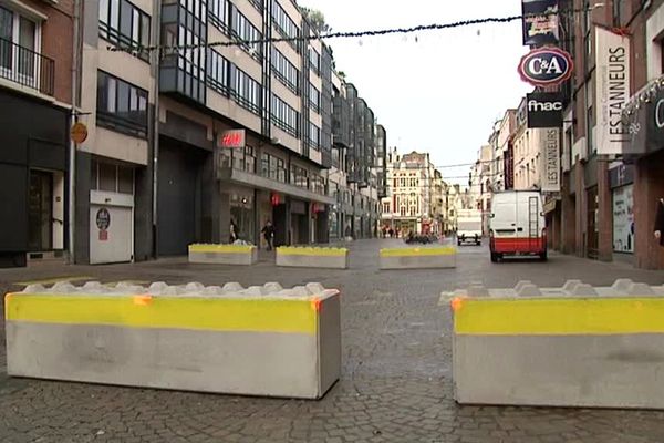 Des blocs de béton d'une tonne ont été disposés dans la rue des Tanneurs à Lille.