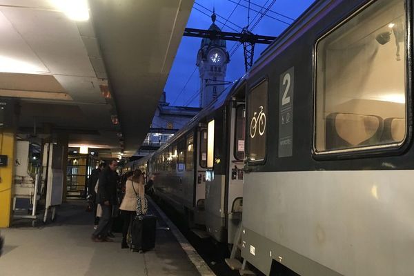 Peu de voyageurs pour prendre l'unique train pour Paris ce lundi 9 avril