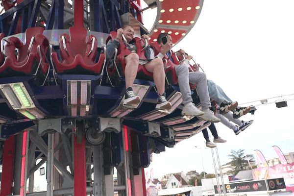 Deux heures avant l'ouverture, chaque attraction de la fête foraine de Dijon sont rigoureusement contrôlées