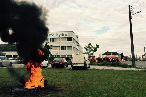 Près de 70 salariés du site Douce Hydro d'Albert ont manifesté ce vendredi pour protester contre le plan social proposé par la direction.