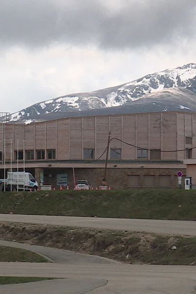 La reconstruction du bâtiment de la station du Plateau de Beille est en cours malgré le fait que l'enquête sur l'incendie n'ait pas livré ses conclusions.