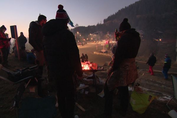 Des centaines de fans de rallye au bord de la route malgré le froid pour la Nuit du Turini, de retour pour cette édition 2022 du Rallye de Monte Carlo.