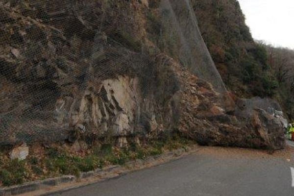 Un pan de falaise s'est effondré sur la RD 55 entre Vabre et Roquecourbe, dans le Tarn.