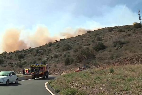 Le vent violent attise les flammes et rend compliqué le travail des sapeurs-pompiers.