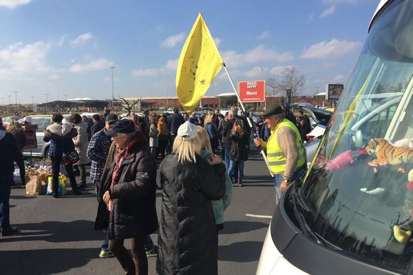 A Perpignan (Pyrénées-Orientales) ce mercredi 9 février, une centaine de personnes était présentes en début d'après-midi, au point de rendez-vous convenu pour un départ du "Convoi de la Liberté". Objectif : rallier Paris le 12 février.